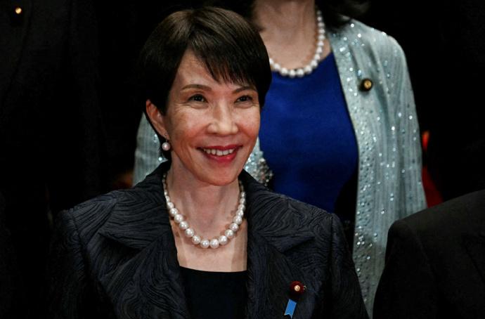 一片哗然！刚刚带领自民党赢得选举的高市早苗，转眼就乐极生悲。她给党内议员派送厚礼