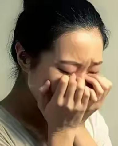 广东惠州，一男子见废品站老板娘长得漂亮，便在晚上偷偷潜入废品站，对老板娘实施搂抱