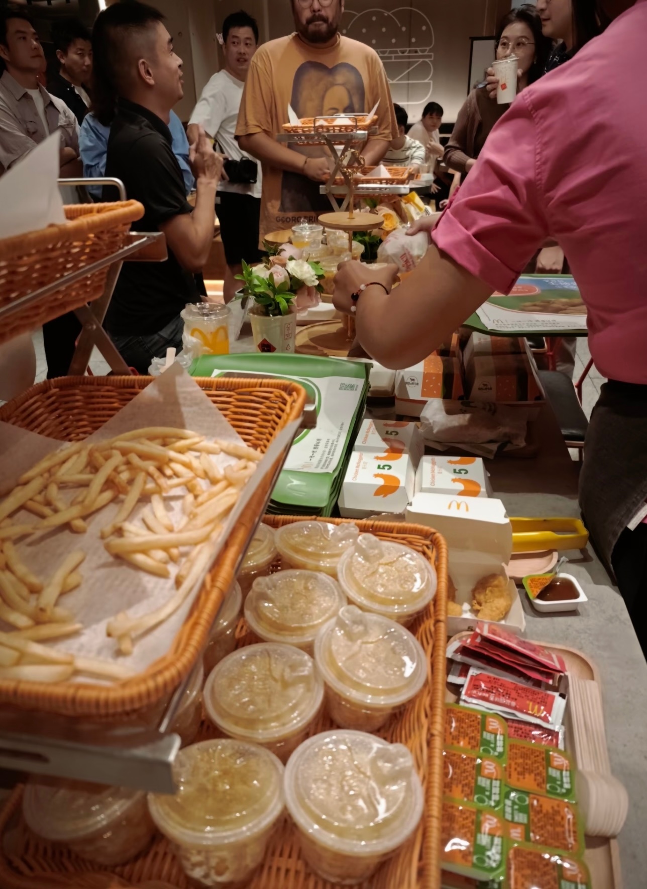 这届年轻人真的在整顿婚礼没错，老一辈谁敢在麦当劳办婚礼啊