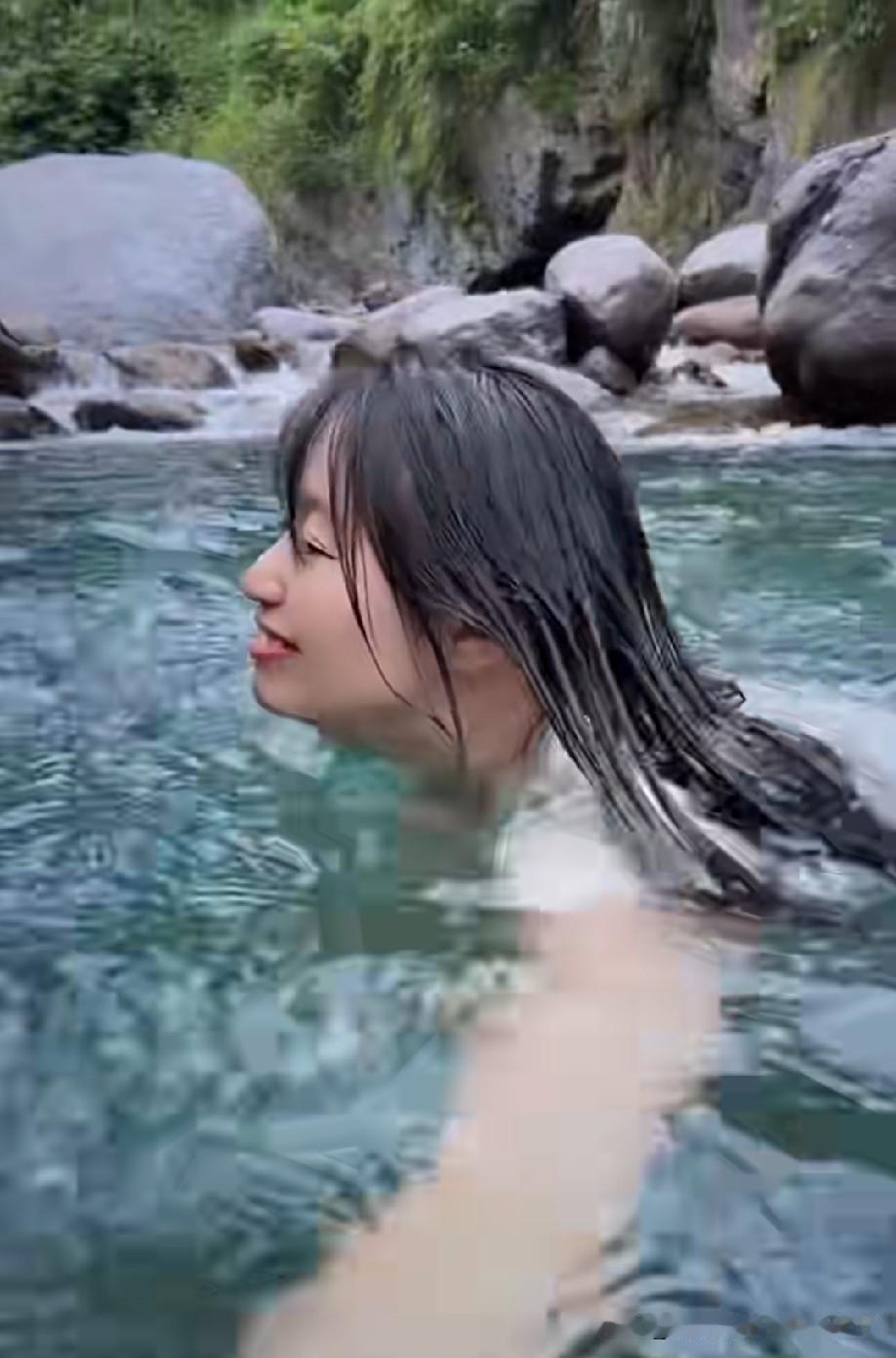 小时候家乡的河流就这样清澈美丽，夏天能在河里待一天