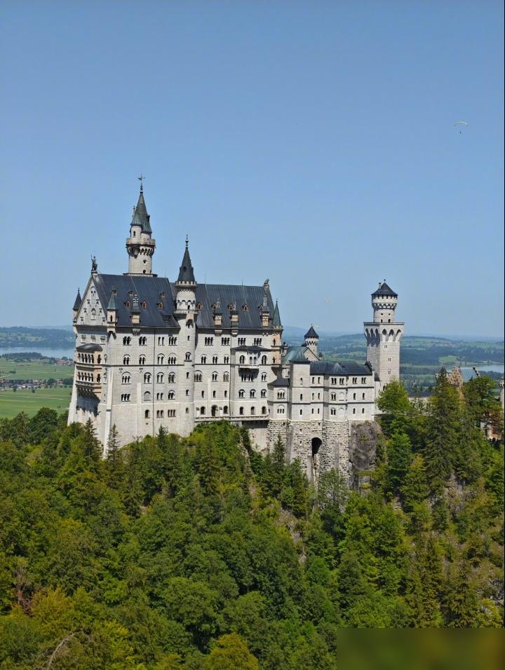 裁判毁了德甲天王山？拜仁两人染红，3个进球被吹！
 
先是杰克逊一脚夺命飞铲被直