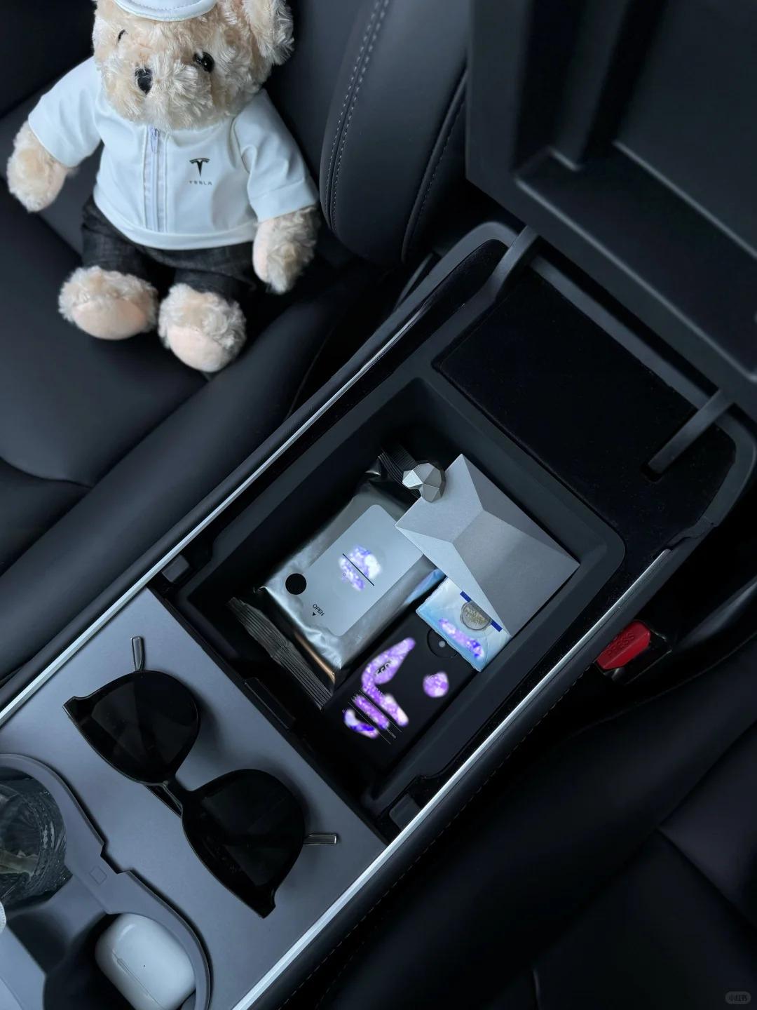 📦我觉得中控扶手箱储物盒，可以说是“深井式收纳”的补丁。证件、钥匙、停车卡分开