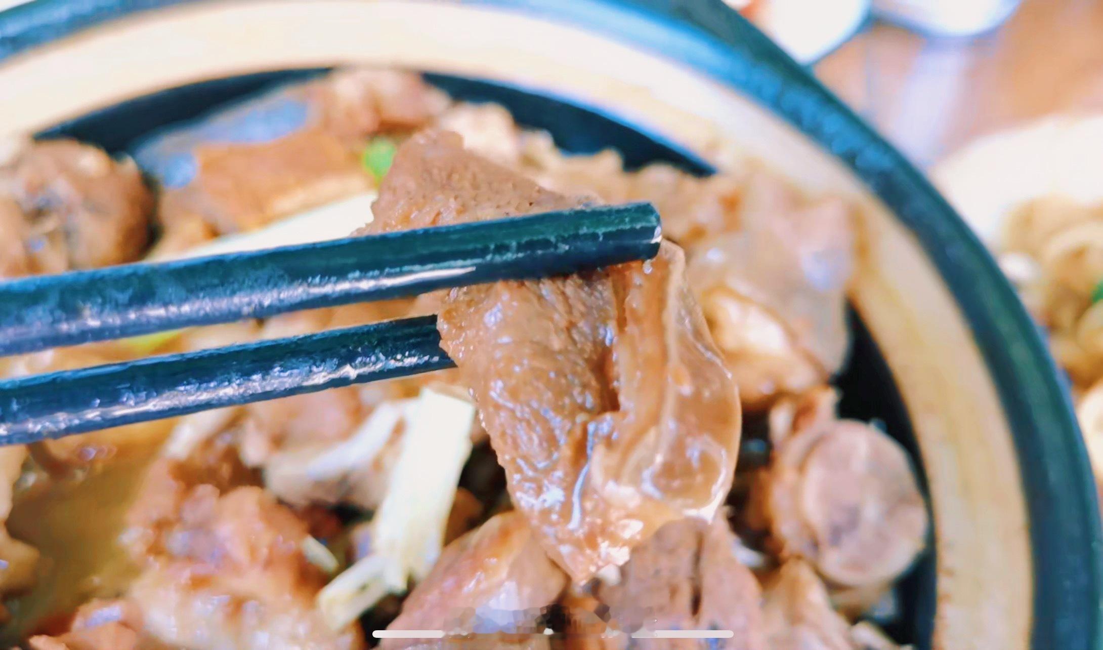 海口美食[超话]  海口石山镇美食独具特色，令人垂涎欲滴。石山黑豆腐，以其独特的