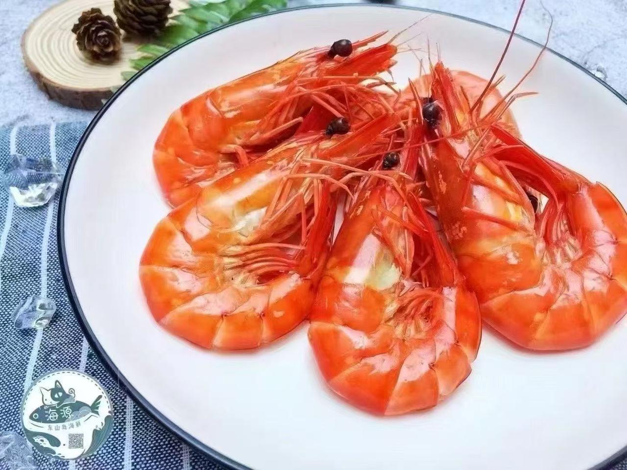 一盘红彤彤的煮熟大虾，看起来真诱人。