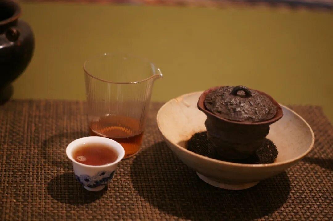 品茶赏器交友  喝茶不是爱好，是养生！常喝茶的人，福气都不一样 