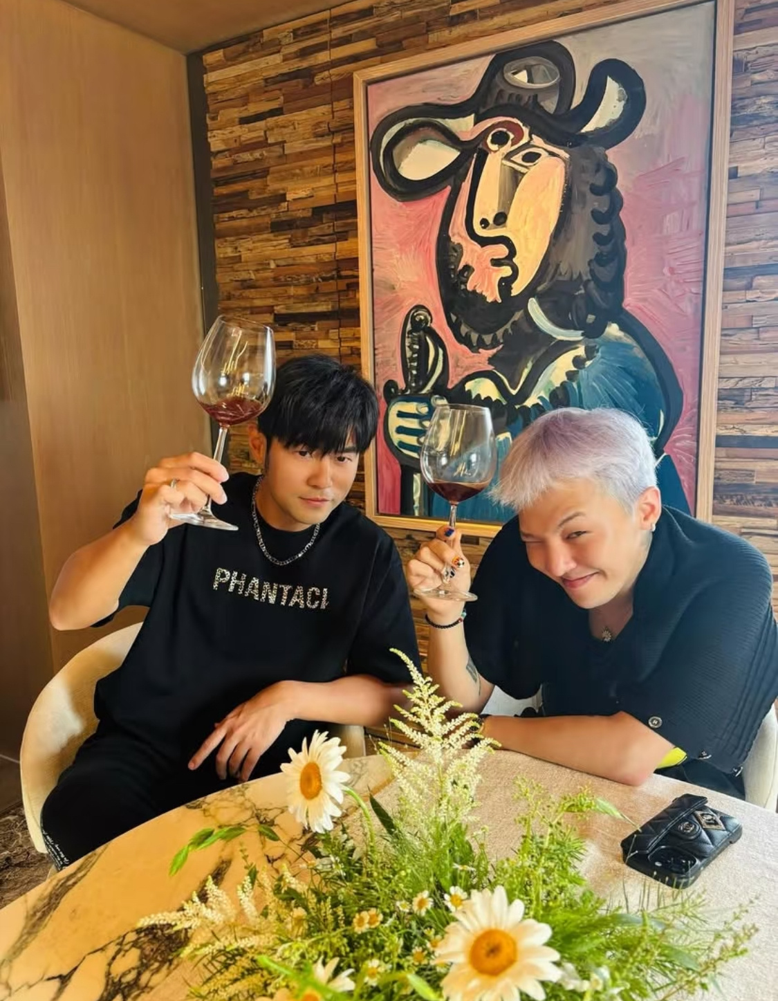 周杰伦把权志龙邀请到台北家中一起喝酒[打call] ​​​