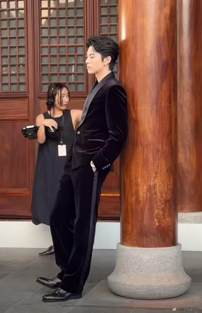 王鹤棣胸口纹身现在王鹤棣为啥少了刚出道浑然天成的贵气，如今造型精致堆砌，反倒透着