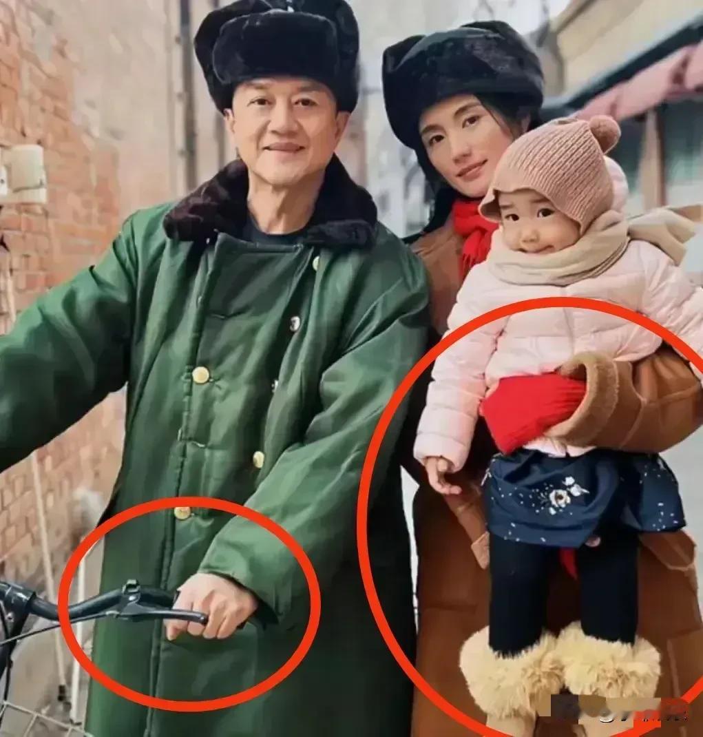 看着一点都不般配，可人家孩子都生了！其实李亚鹏以前拍戏的时候还是很帅的，自从做生