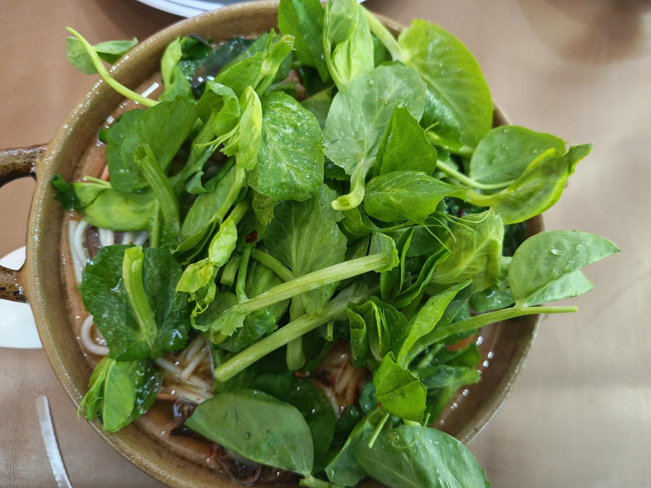 【镇雄的砂锅米线其实是昆明小锅米线的改版】三十多年前，镇雄县城还没有建南部新区，