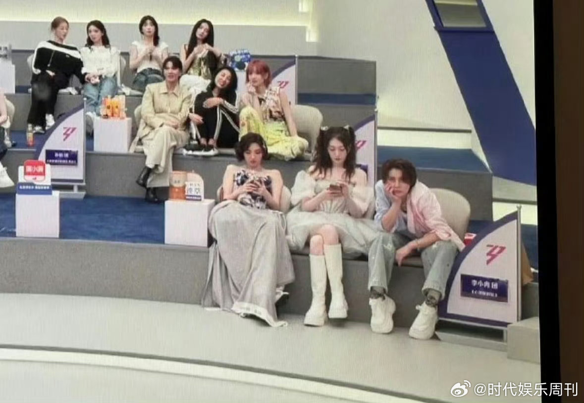 李小冉唐艺昕后台玩手机乘风2026 看到这画面，先是一沉，随即又满是包容。《乘风