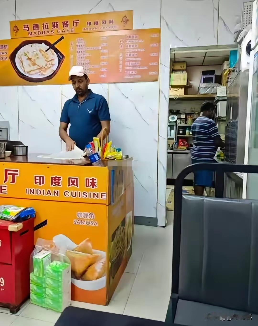 深圳印度风味餐厅的抠脚大汉
一博主爆料，深圳一家印度风味餐厅工作人员抠脚，制作食