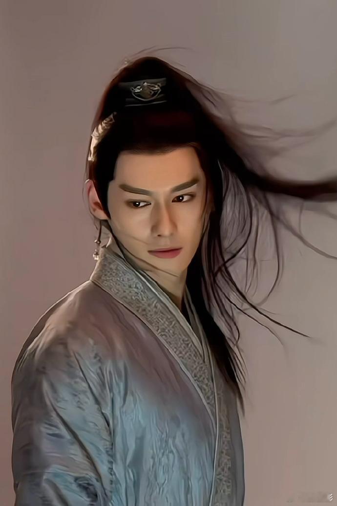 《凤凰台上》汪卓成执剑剧照，真的是太帅了呀，看到他一提剑的时候，我感觉自己的武侠