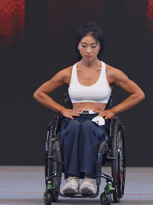 这应该就是面对生活的态度吧！

无论面对什么，坚毅的人眼里始终充满阳光。这位姑娘
