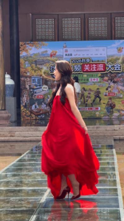 李梦从头红到脚李梦红唇大波浪李梦这身造型氛围感直接拉满，大波浪卷发慵懒松弛，红裙