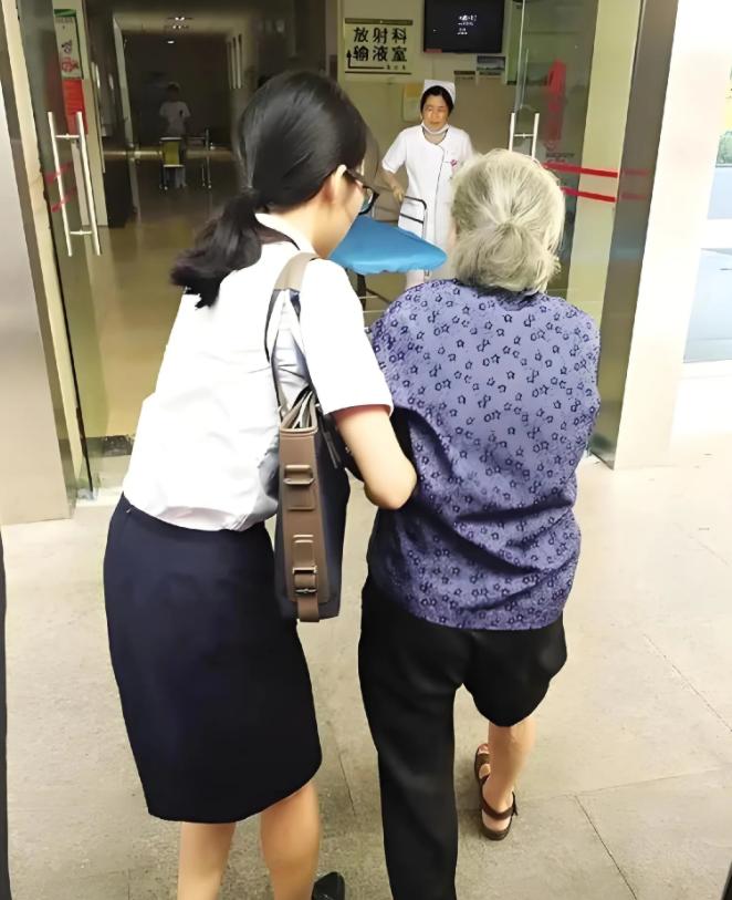 “大快人心！”湖南女子见老人摔倒,毫不犹豫伸出援手。她扶起老人,送医垫付了100