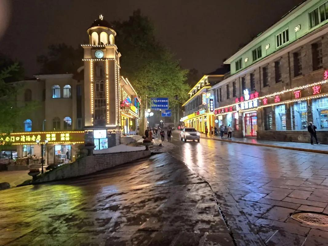 兰州穿石暮春南方游之七：

庐山街面繁华，游客吃住山上

上庐山前导游介绍，庐山