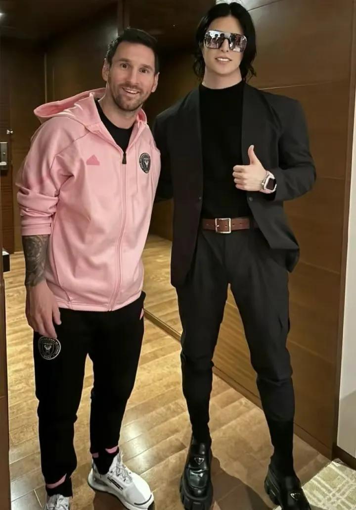 香港立法会议员说有一千多名消费者投诉梅西所在球队，如果主办方不退票，就会上诉……