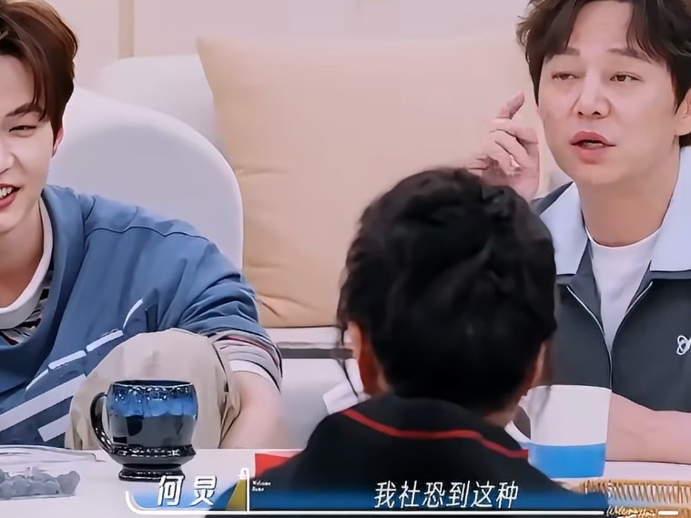 何炅竟然害怕接电话何老师也是这样害怕接电话，好像我们社恐的人真的会有害怕电话响起