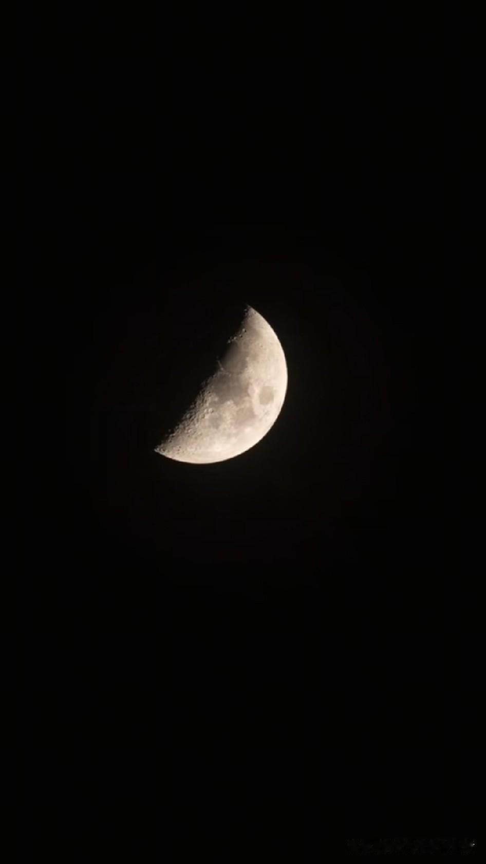 三毛说：“一个太过感性和文艺的人，注定了此生不会太快乐，心里有爱，有善良，骨子里