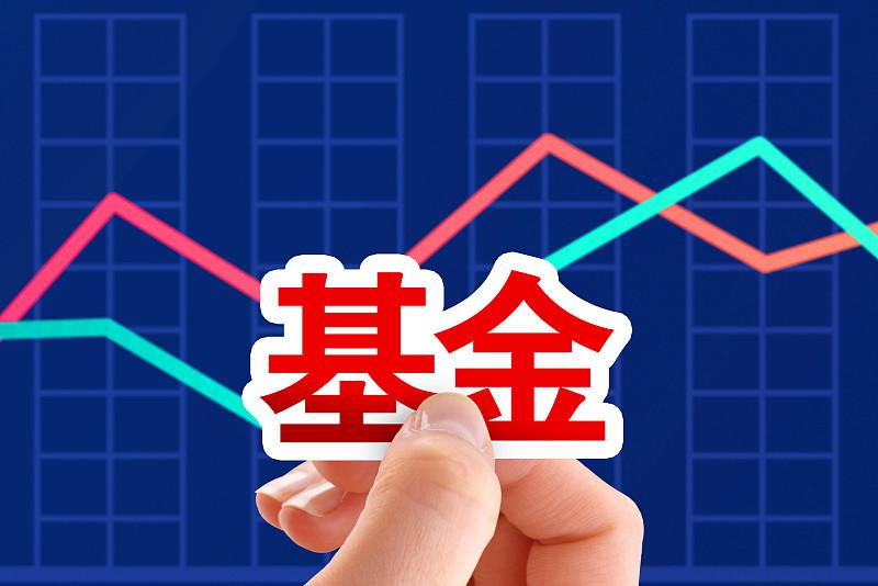 最近基金账户连着绿了快三周，身边好多定投了两年的朋友都开始慌着割肉，翻了好多研报