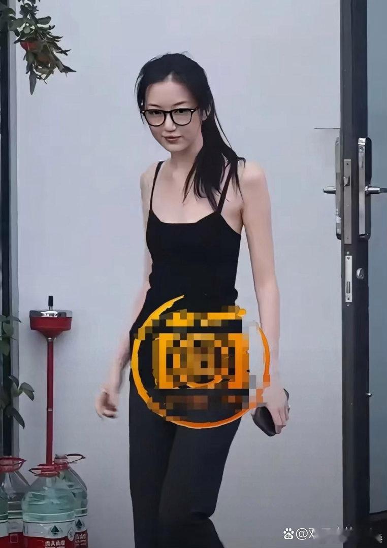 李嫣真是太漂亮了，戴着眼镜的酷飒风太吸睛啦！ 