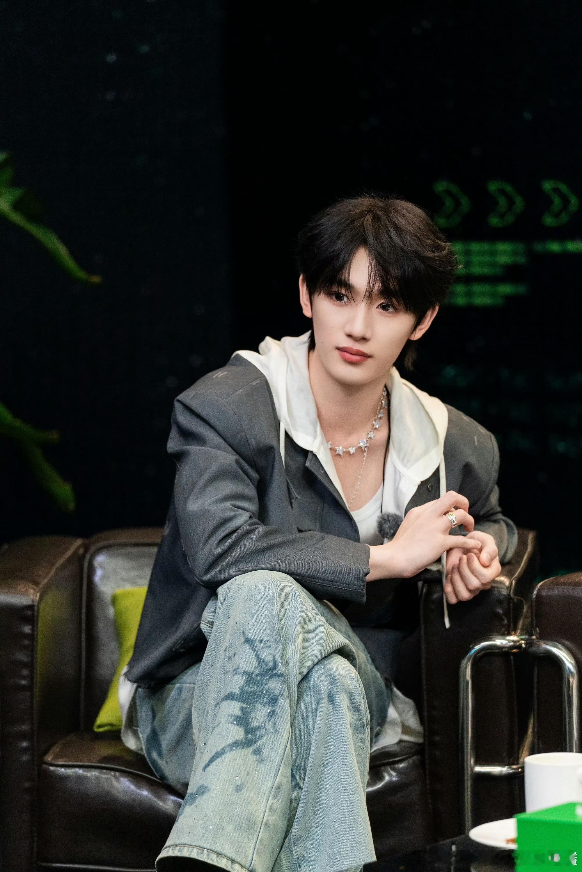 丁程鑫cue刘宇宁新剧开始推理吧刘宇宁在《铁证》里演的刑警队长高原，据说为了角色