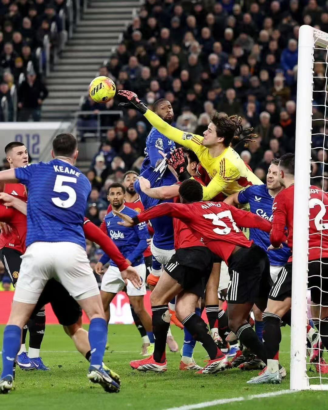 最佳及最佳画面，不过英超如果是因这类“早高峰逼地铁”画面而更受关注，好事？英超曼