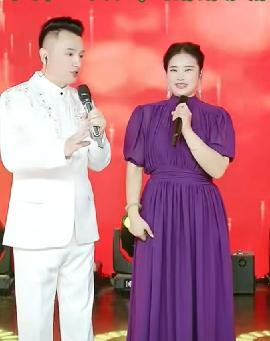 九哥表示看潘潘的户外直播挺不错，他打算在七八月份最热的时候前往潘潘那里，一起进行