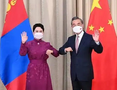 蒙古国这位女外长，越了解越觉得有意思。
 
6月9日巴特策策格专程飞往东京，和日