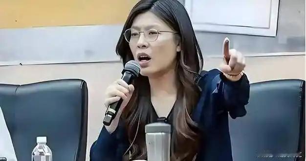 郑丽文果然胆大包天！面对两岸关系的敏感话题，她不仅没有回避，反而在公开场合直言力