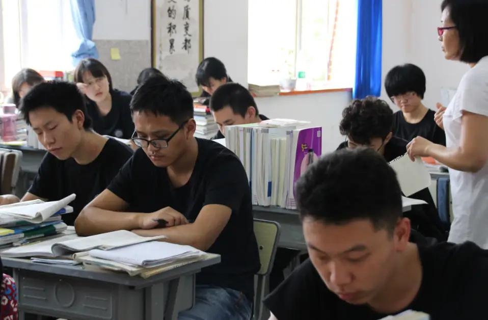 我觉得中小学取消重点班对多数同学是有好处的。
首先取消重点班对每个学生来说是公平