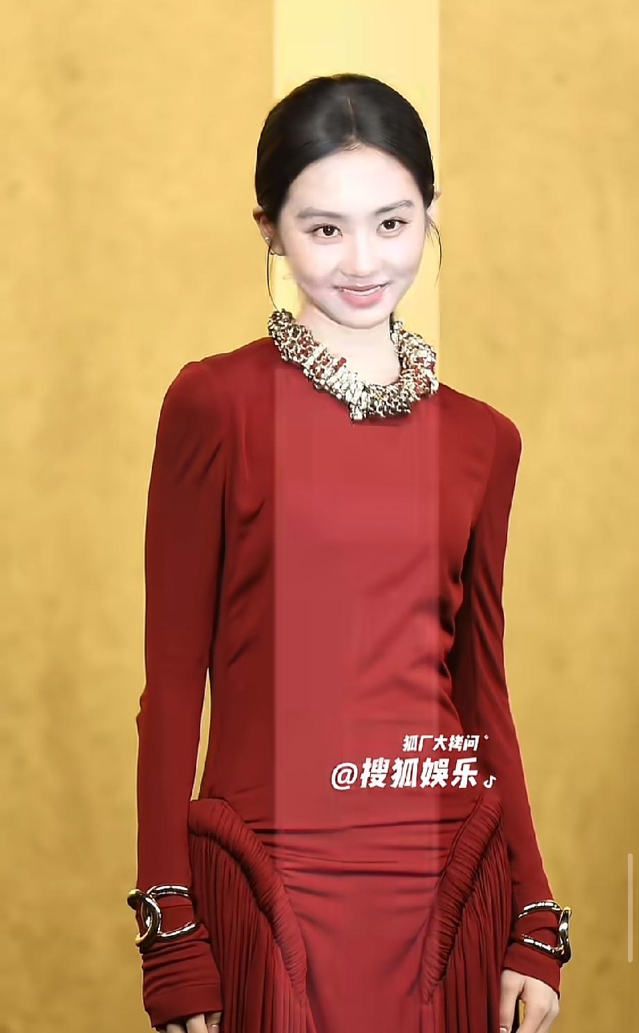 果然美女都是相似的，
黄多多这张脸，有刘诗诗、金晨的影子，看起来太像了。
都是气