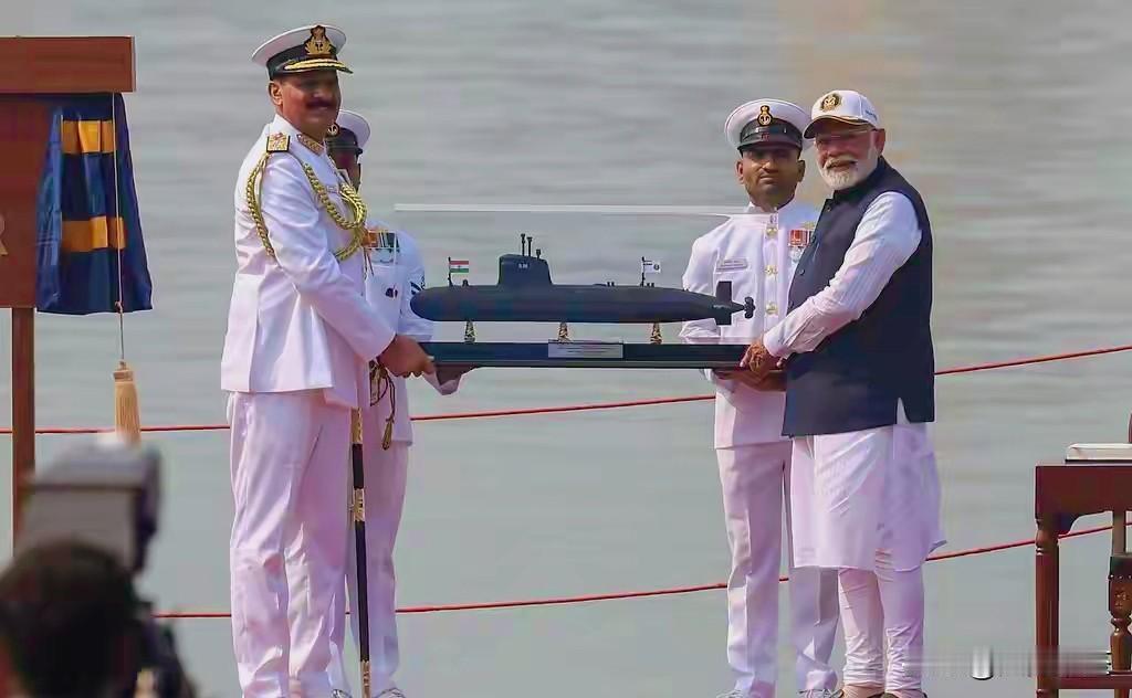 印度海军学我们“下饺子”？每40天列一艘新舰，野心虽大却短板突出！
 
印度这波