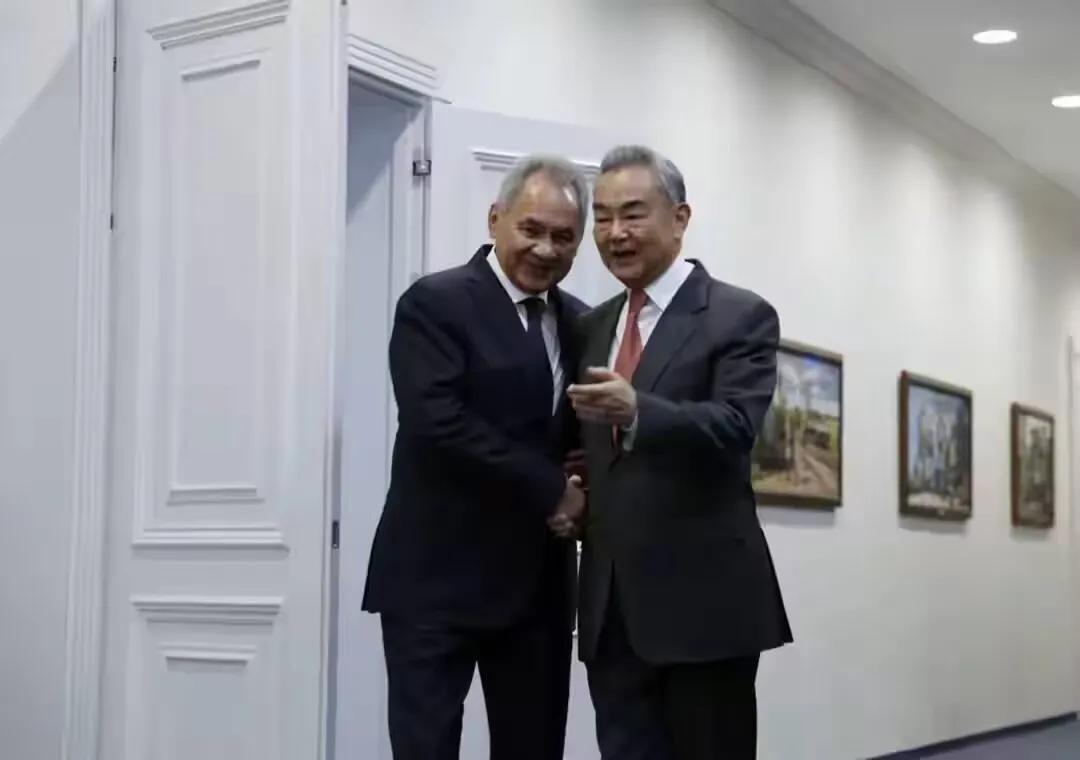 在美国等西方国家纵容日本军国主义复苏的情况下，中国和俄罗斯必须挺身而出，才能维持