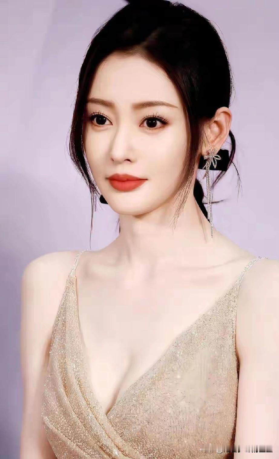 哇塞！张天爱这身香槟吊带裙真是绝了？身材好到我不敢眨眼睛！

她穿上亮闪闪的香槟