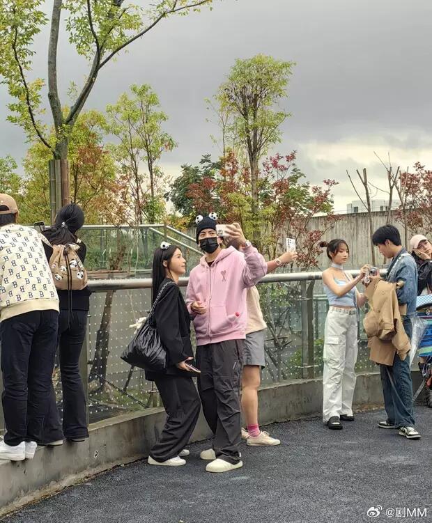 #偶遇王大陆与女友看大熊猫# 王大陆携女友沐轩甜蜜游动物园，两人好恩爱的样子呢~