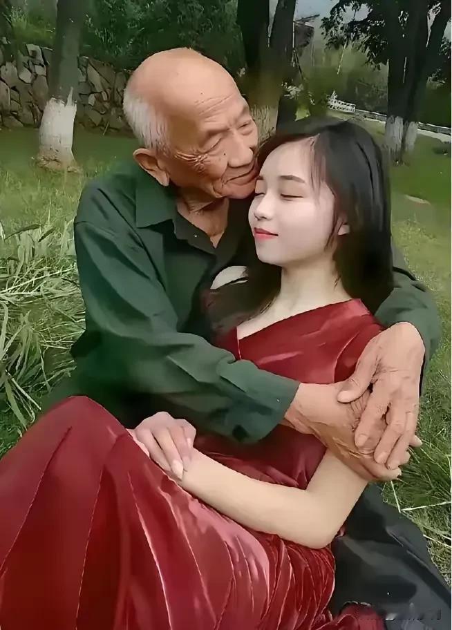女孩紧闭双眼，掩饰不住心中窃笑，躺在一个老男人怀里，尽情享受老男人对她的呵护和宠