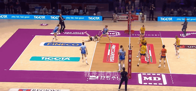 看醉了[捂脸]，诺瓦拉教练这样子，是被朱婷打得有多生气
当朱婷反击狠狠把球扣中后