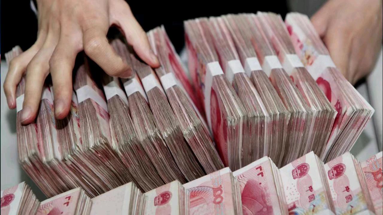 浙江义乌，一男子将400万元存入银行，存的是一年定期，利率为3.3%，到期后可以