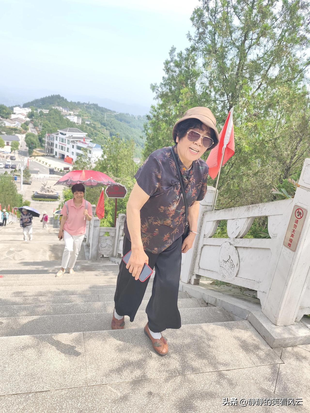为八十二岁的老同学道个别。
“阿姨，学校有规定，超过80岁的老人，不能继续上学了