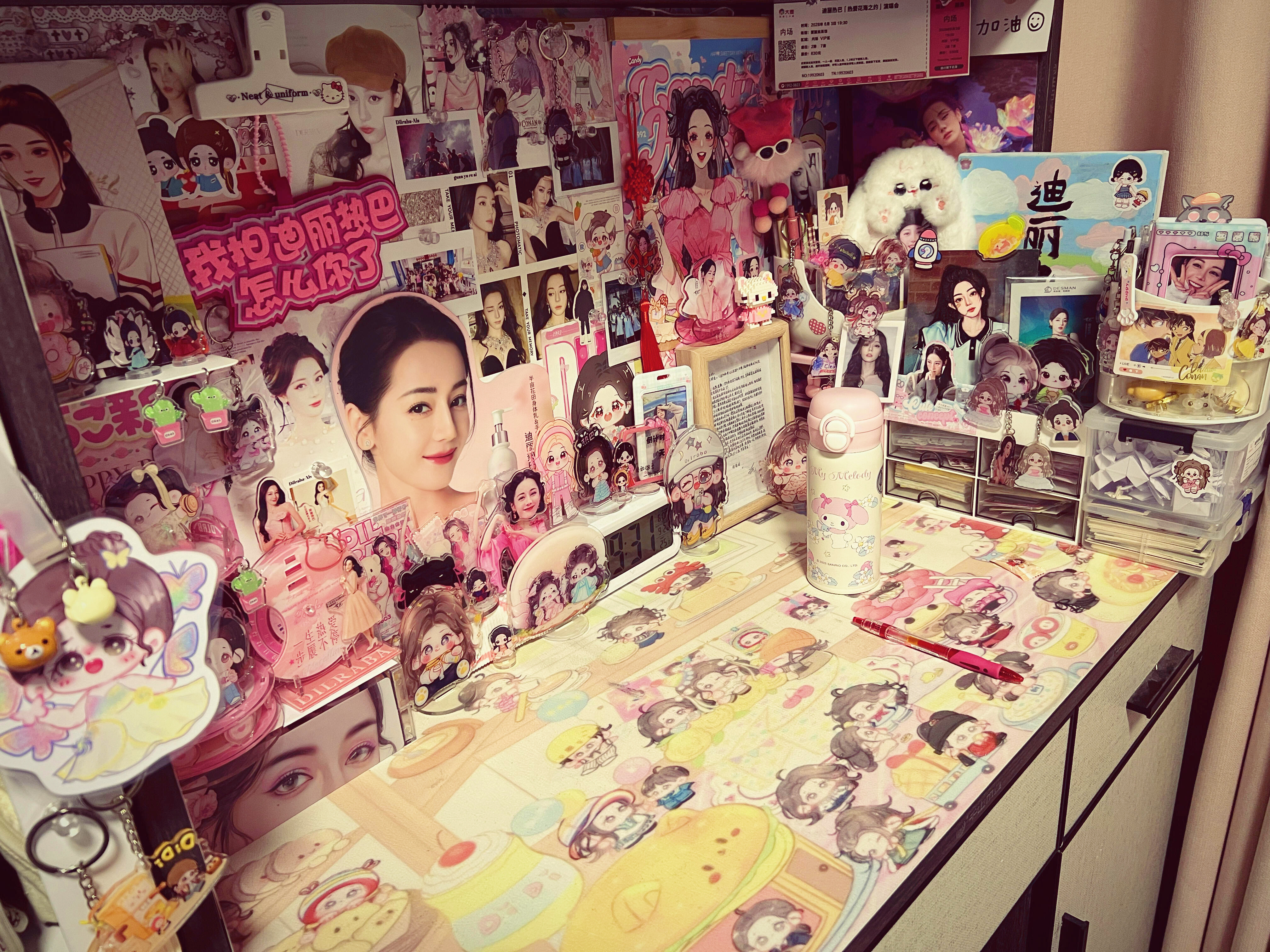 一个追星女孩的房间全是迪丽热巴，好酷啊❗️