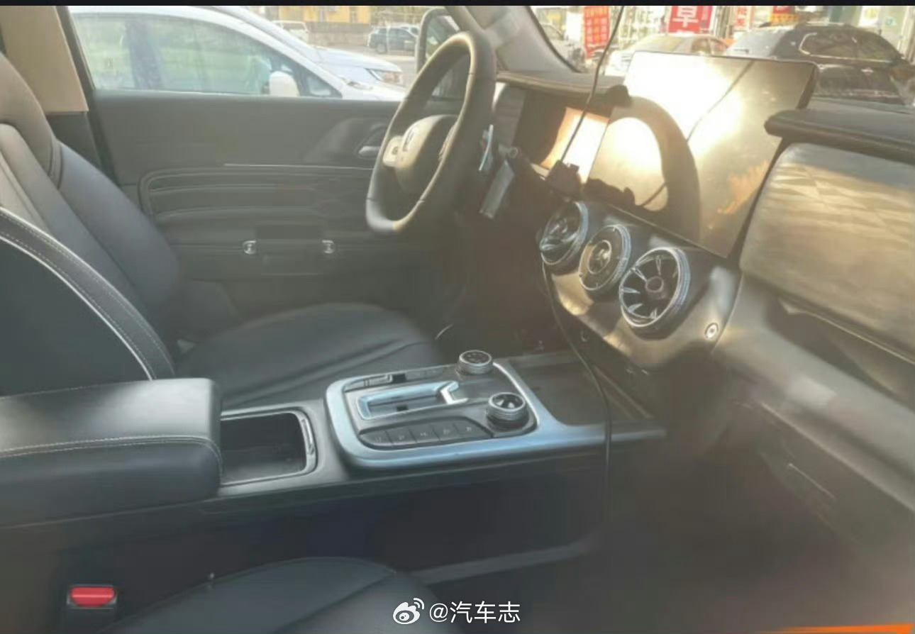 疑似新款坦克300内饰[吃瓜]蓝山同款 Coffee OS大屏要换怀挡了？[哆啦