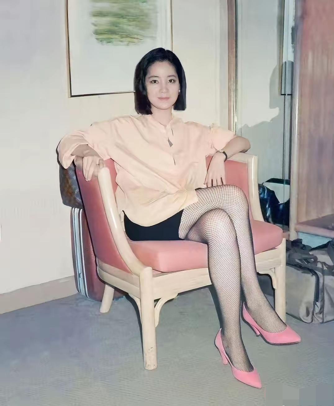 这张曾经年轻时的一张旧照片，是华语乐坛的一代美人，她的美貌至今娱乐圈也无人能比，