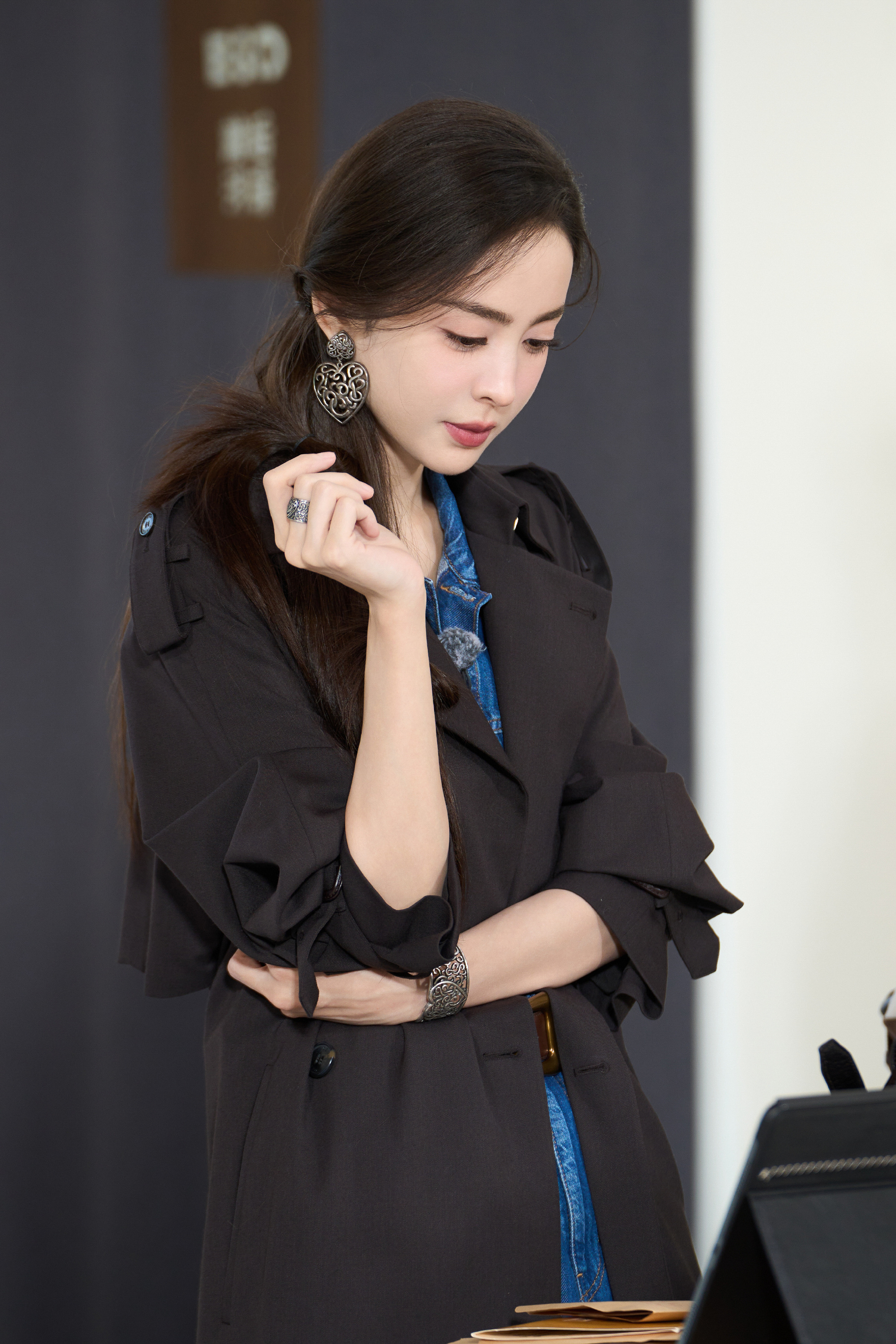 #娜扎牛仔无袖长裙搭黑风衣##娜扎牛仔无袖裙A感#娜扎牛仔无袖长裙搭黑风衣又美又