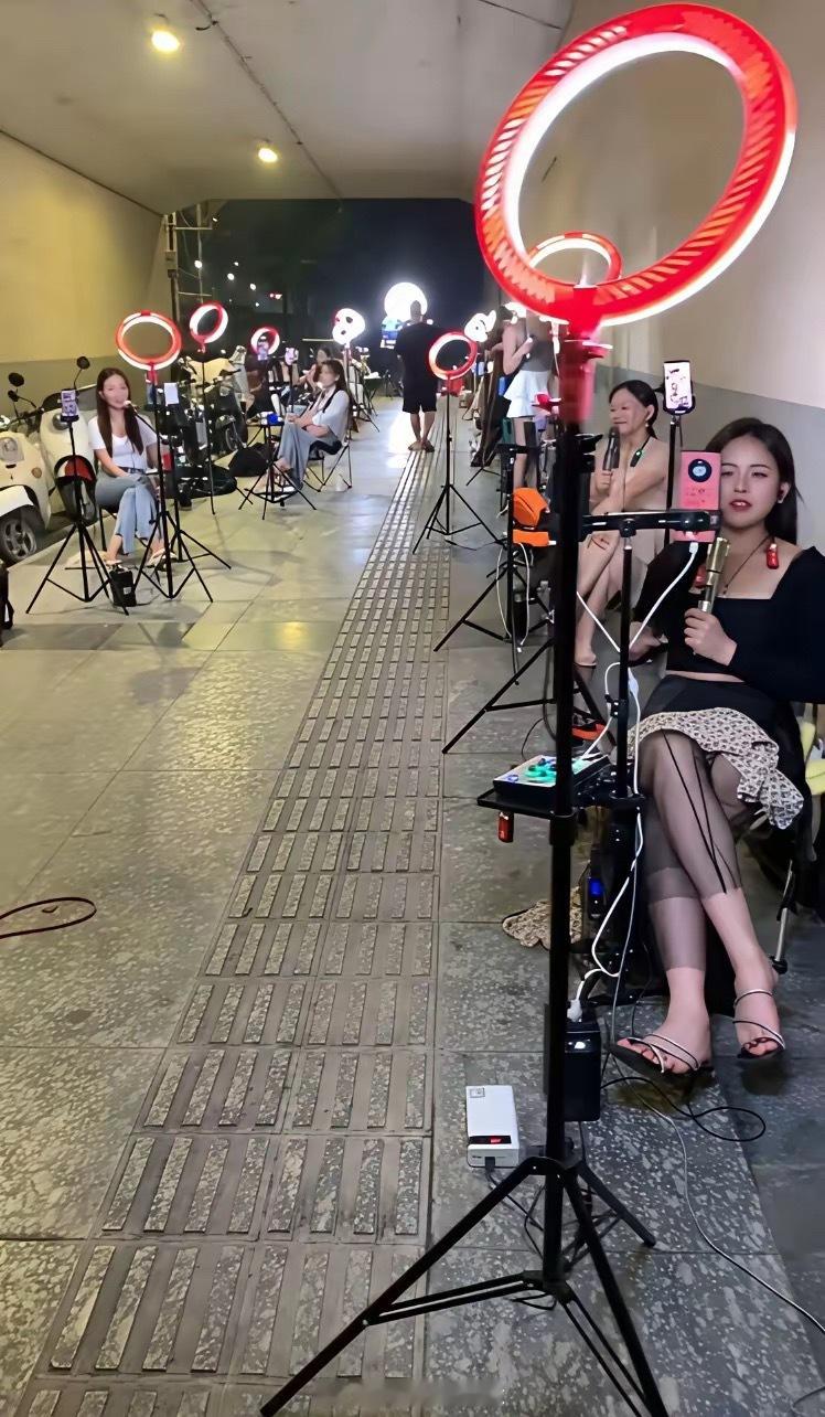 夜深了，一条街的美女还不想去睡觉。 