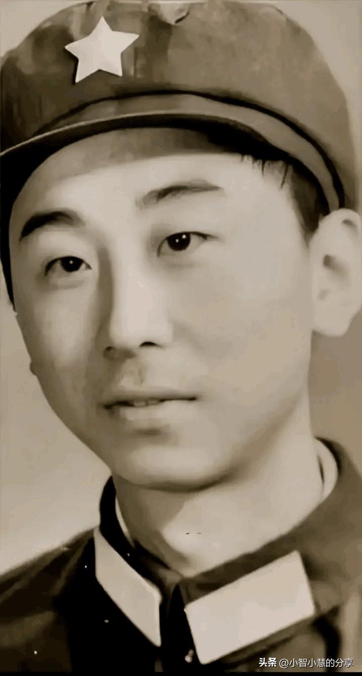 这是一位老戏骨年轻时候的模样，单眼皮，眼镜清澈灵动，那个时候脸上充满着满满的胶原