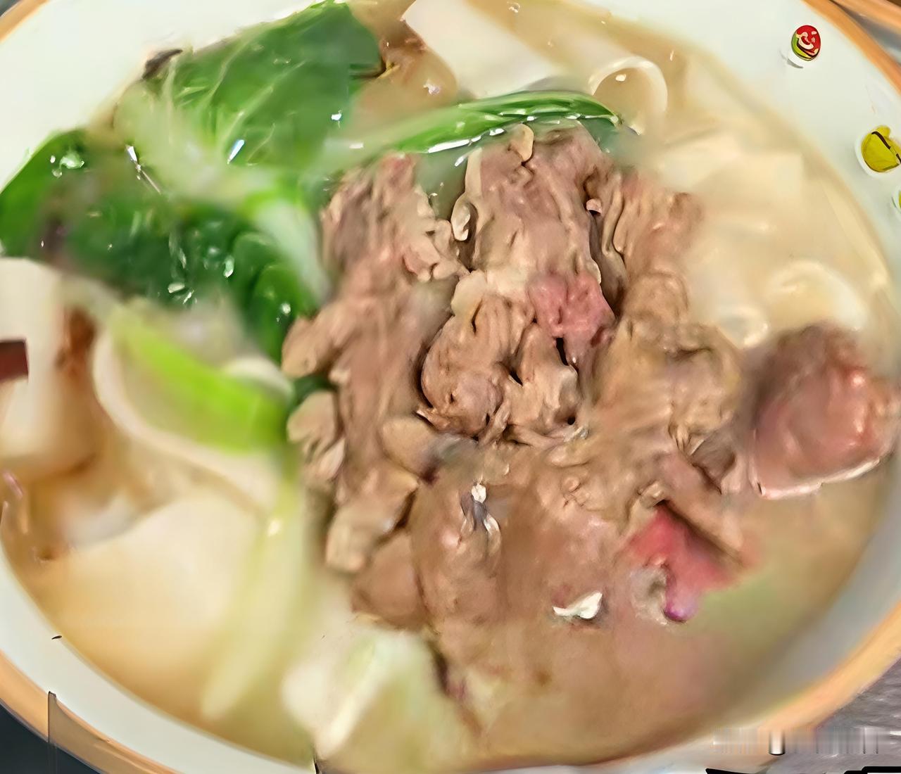 羊肉烩面——到河南必吃美食

信阳烩面汤清鲜，膻味轻。

羊骨、羊肉、羊头加姜葱