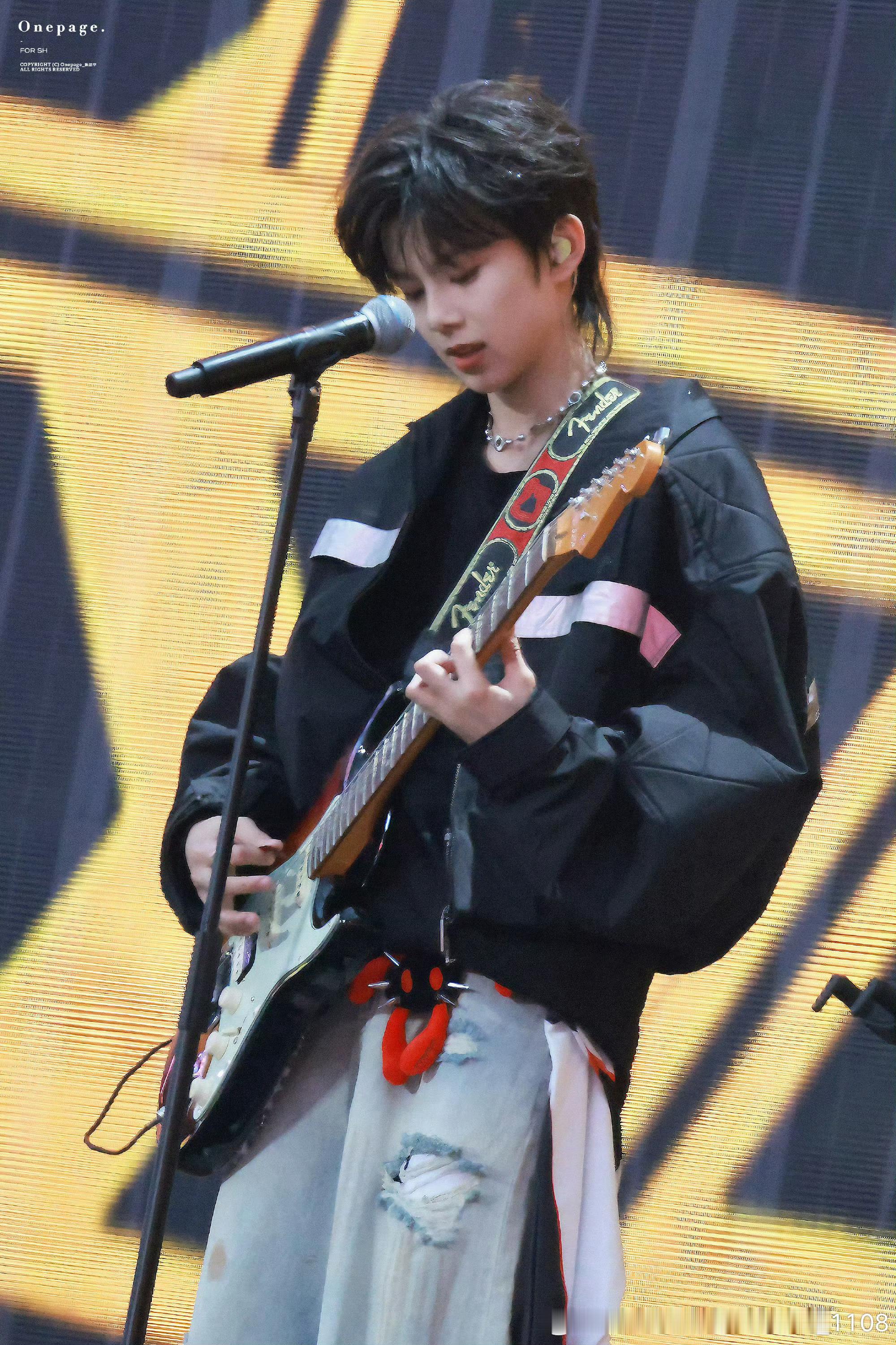 🔥 被小比格的舞台洗脑啦 今天的狼尾造型也太适合了吧🎸小电吉他手