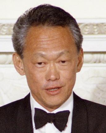 1965年新加坡脱离马来西亚后，华人商会组团游说李光耀，希望将汉语作为国语，而李