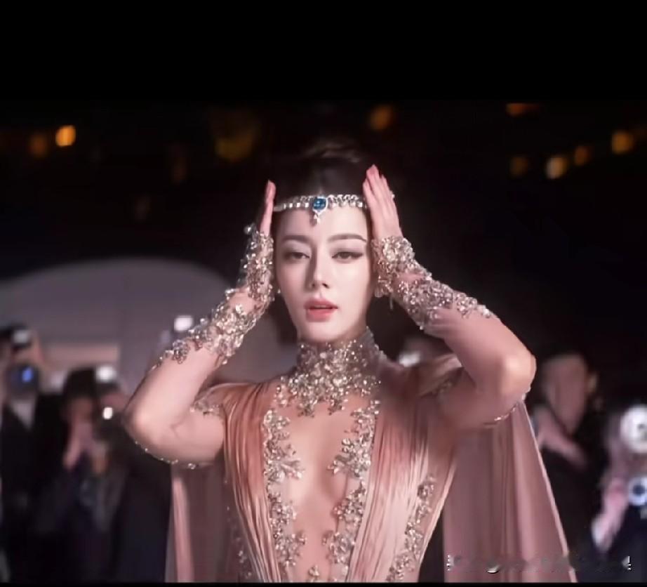迪丽热巴才是红毯狠人！次次出场绝不翻车！
撒鎏金开场，台步稳，蓝宝石配饰直接闪瞎